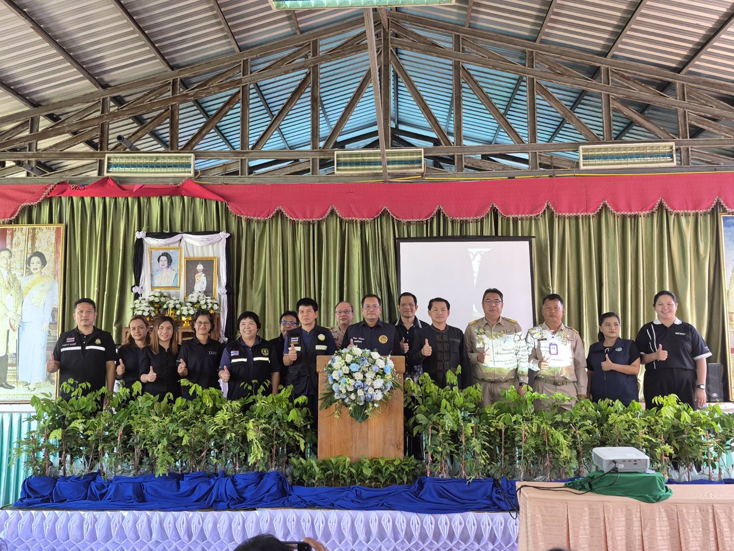 สพอ.น้ำปาด ร่วมกิจกรรมมอบปัจจัยการผลิตให้แก่เกษตรกรผู้เข้าร่วมโครงการส่งเสริมและพัฒนาอาชีพแก้ไขปัญหาที่ดินทำกินของเกษตรกร ตำบลท่าแฝก
