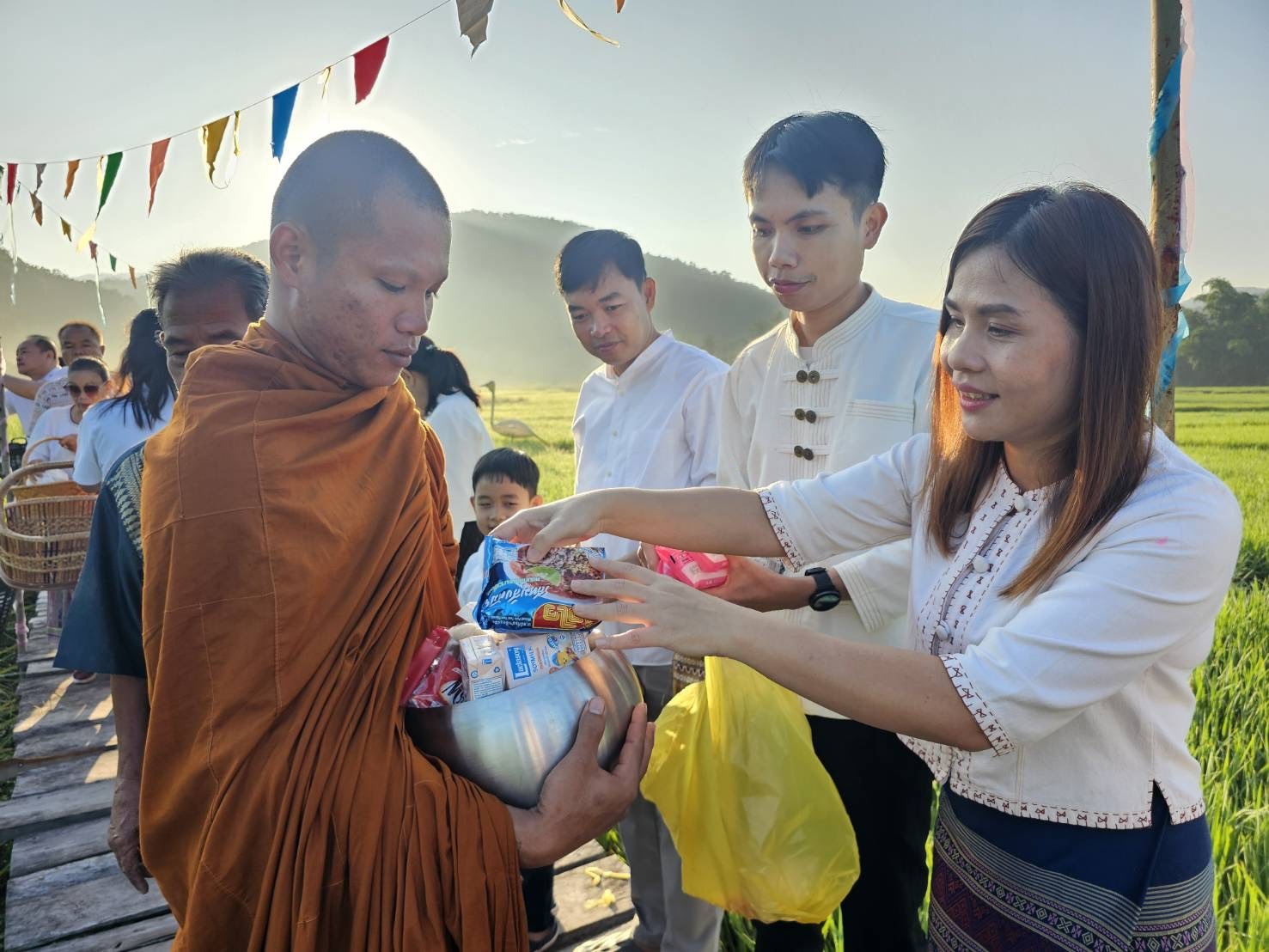 สพอ.น้ำปาด ร่วมกิจกรรมประเพณีตักบาตรข้าวสารอาหารแห้ง สะพานไม้ภูช้างน้อย บ้านนากวาง ตำบลบ้านฝาย อำเภอน้ำปาด