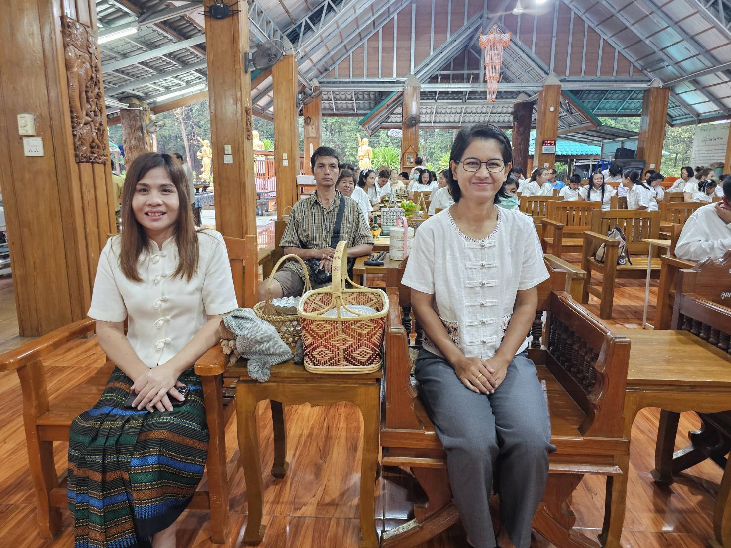 สพอ.น้ำปาด ร่วมกิจกรรมทำบุญตักบาตรตามโครงการ "นายอำเภอพาเข้าวัด ประจำปี 2569" ณ วัดภูเงินวนาราม หมู่ที่ 3 ตำบลบ้านฝาย อำเภอน้ำปาด จังหวัดอุตรดิตถ์